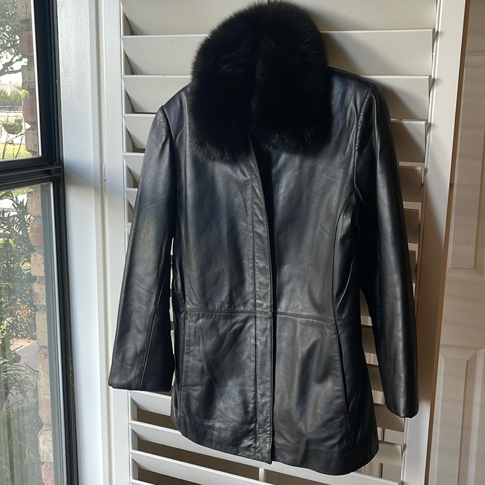 Stunning detachable fox collar and all leather Jacket.Fur accent is so soft